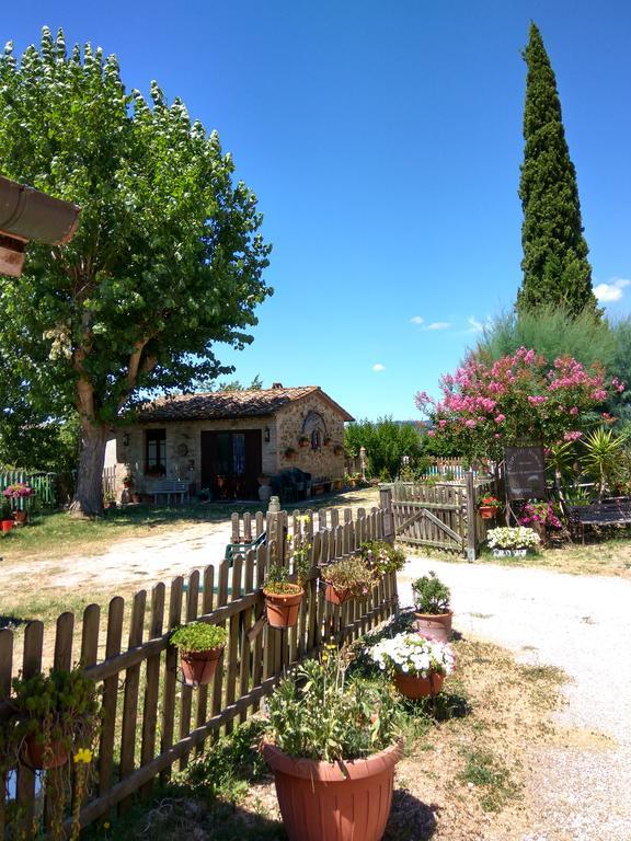 Residence Il Colle Collestrada Bagian luar foto
